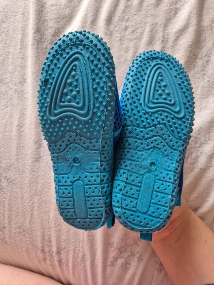 Chaussures d'eau jamais porté Taille 27 - photo numéro 3