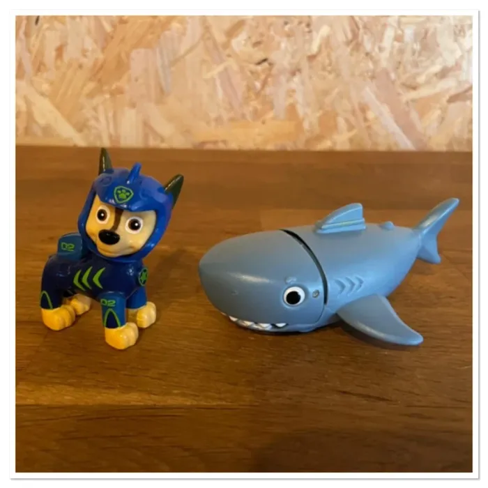 Idée Cadeau 🎁 Figurine Aqua Pups de Chase avec avec son requin de la Pat Patrouille - photo numéro 2