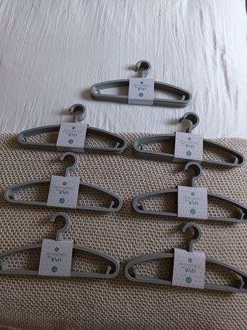 Lot de 42 cintres enfant / bébé neufs