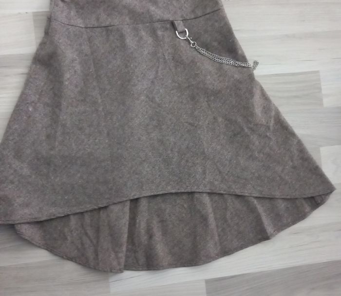 Jupe longueur au genoux grise avec chaine taille 38 - photo numéro 4