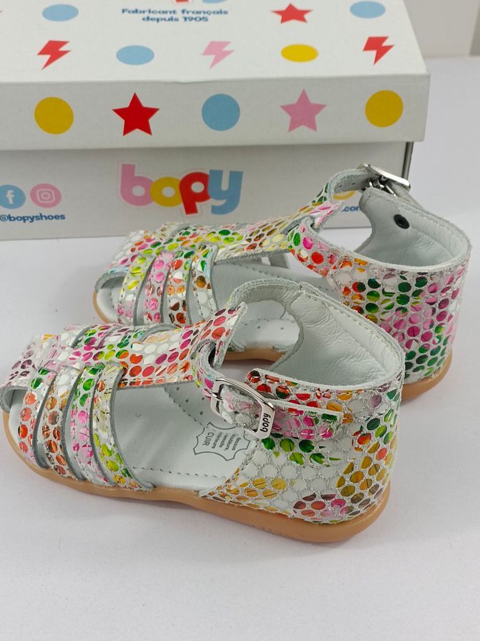 Sandale fille taille 22 de marque bopy
Matière cuir avec voûte plantaire
Fermeture par boucle - photo numéro 6