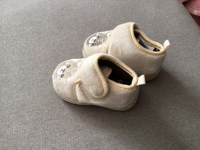 Pantoufles bébé portées - photo numéro 3