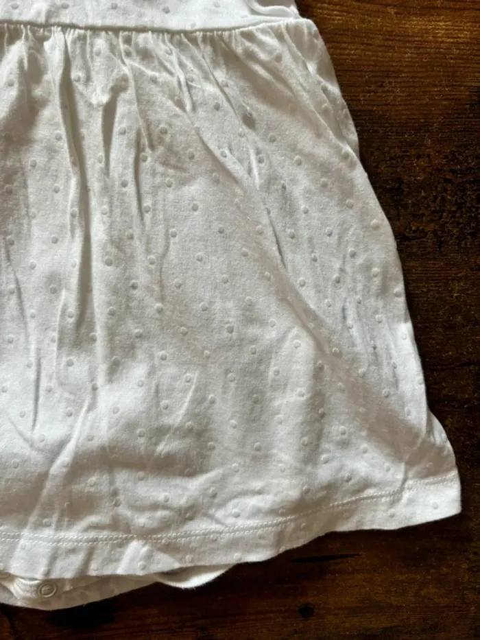 Robe courte blanche avec pois blancs - photo numéro 3
