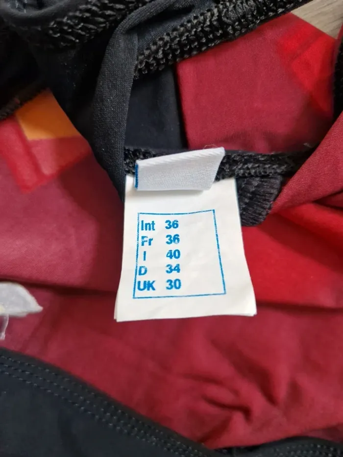 Maillot de bain de natation Arena indiqué taille 36 mais convient à un 34 - photo numéro 10