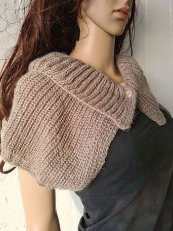 Cape avec manches courtes en tricot d'hiver