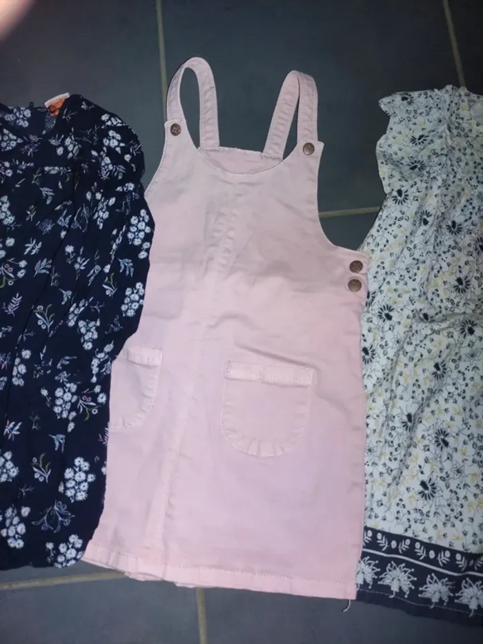 Lot de trois robes tape a l oeil en très bon état taille 3 ans - photo numéro 3