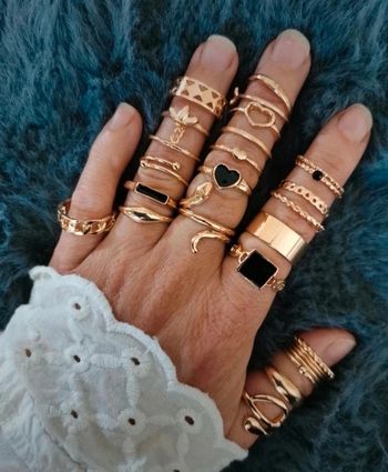 A27 Lot de 27 bagues dorées or tendance diverses taille.neuves