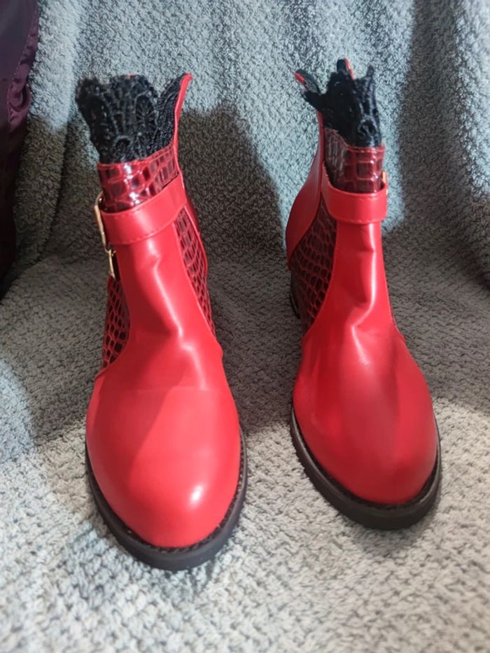 🌺 Bottines simili cuir rouge et dentelle noire - photo numéro 4