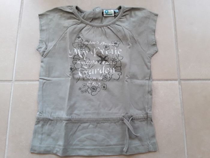 T-shirt MC vert/marron fille VERTBAUDET en 5 ans TBE