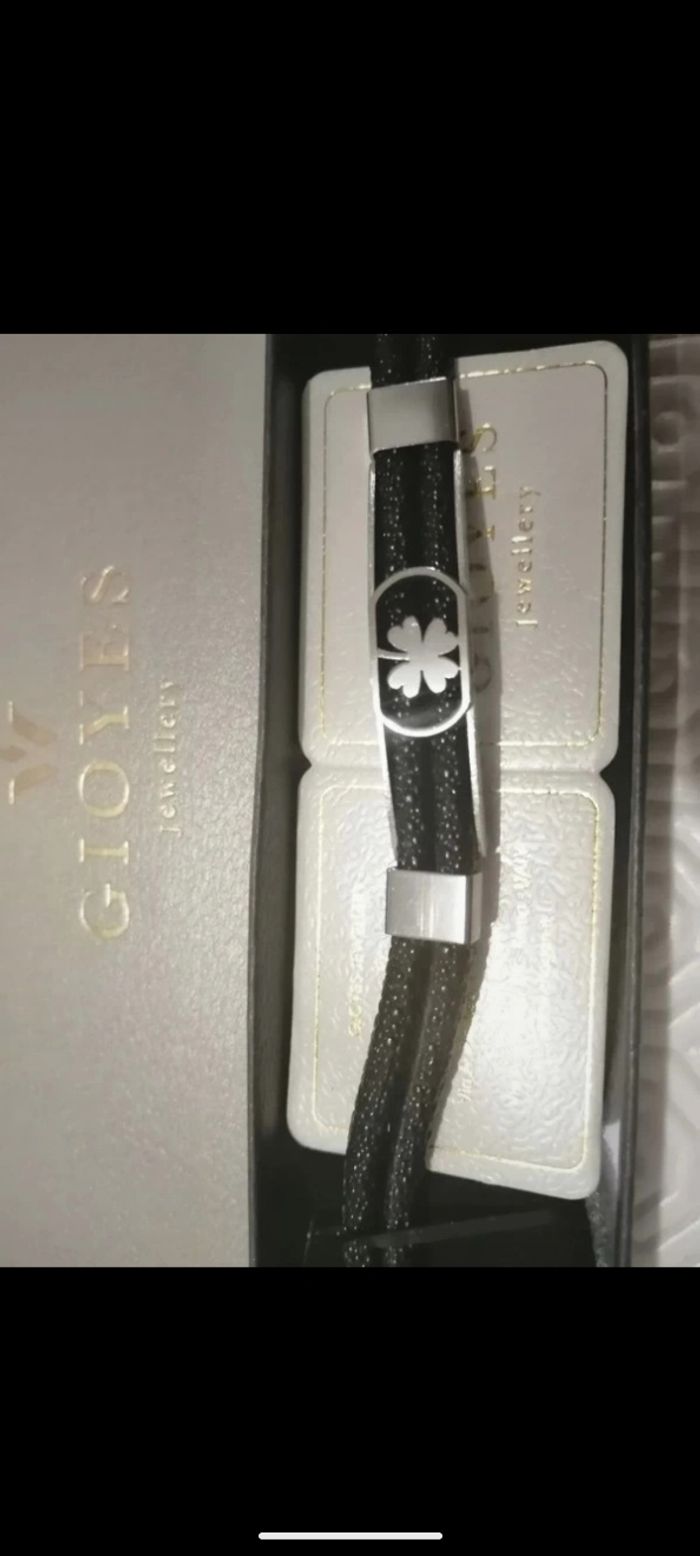 Beau bracelet Gioyes en simili cuir.