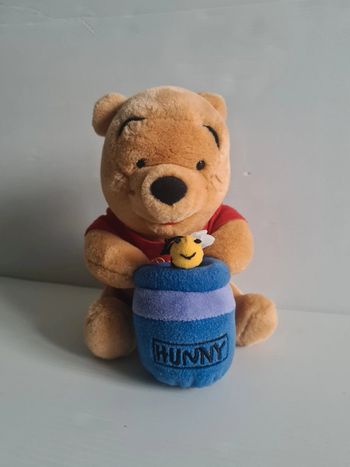 Peluche Winnie l'ourson avec son pot de miel 18cm
