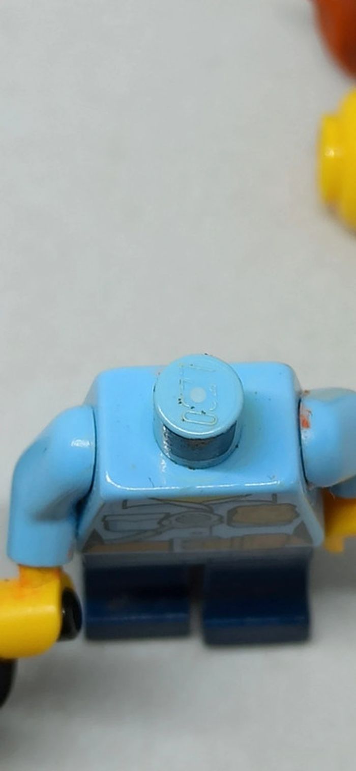 Femme policière avec arme noire lego - photo numéro 8