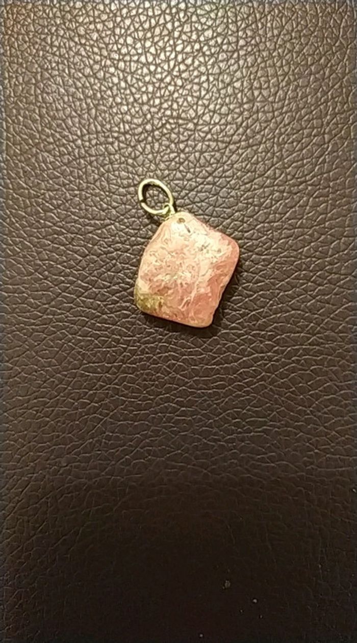 Pendentif rose en rhodochrosite