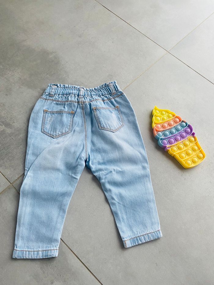Jeans 12 mois effet délavé et troué 74 sur étiquette - photo numéro 2