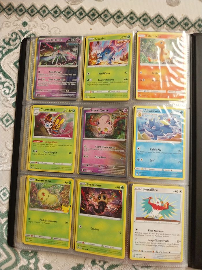 Livre rempli de carte pokémon