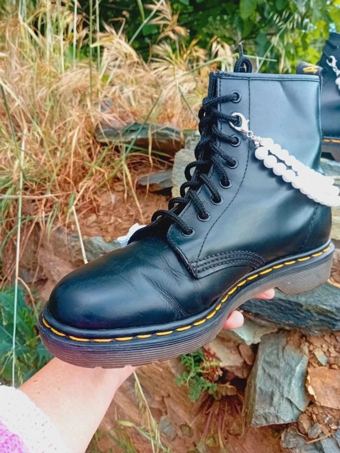 Dr. Martens noir made in England 🇬🇧 custom chic perles et fleurs uk7 40 - photo numéro 4