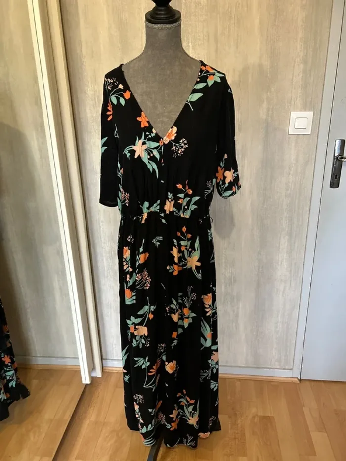 Robe noir à fleurs