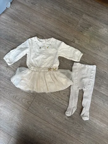 Très jolie robe avec tulle beige en 6 mois