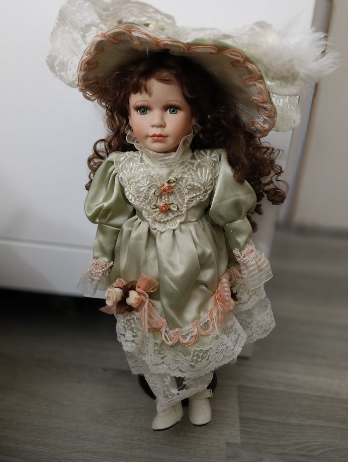 Gros lot de poupées en porcelaine