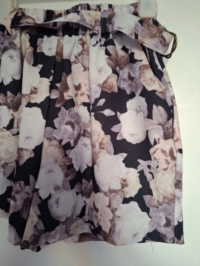 Short en crepe fleuris noir beige violet lilas kiabi taille S 36 - photo numéro 3