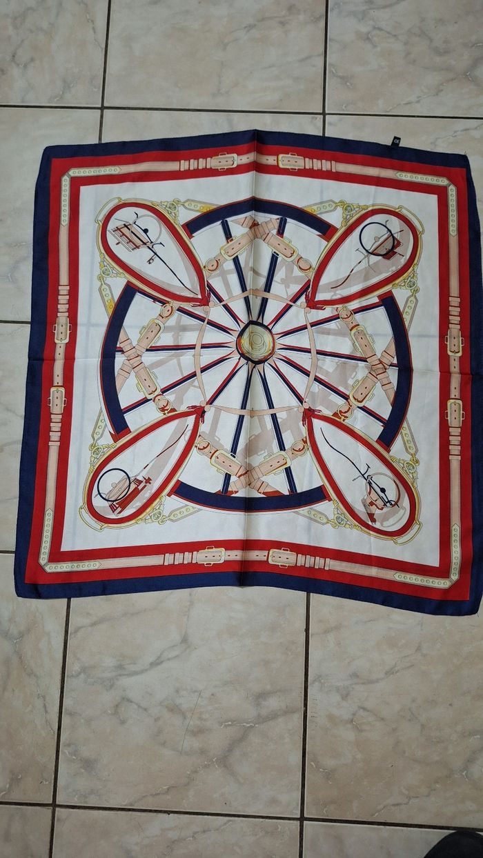 Lot de 2 foulards 70x70 cms neuf - photo numéro 3