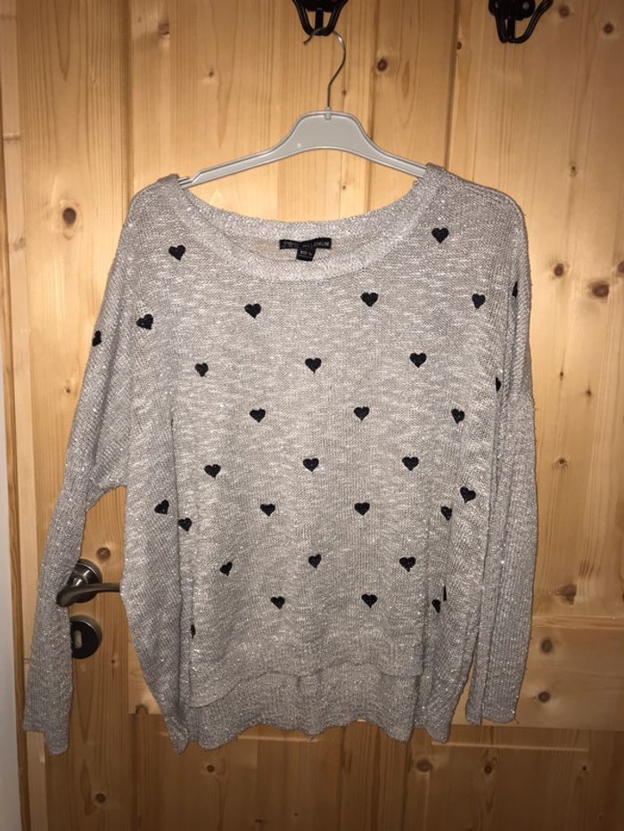 Pull argenté avec cœurs noirs