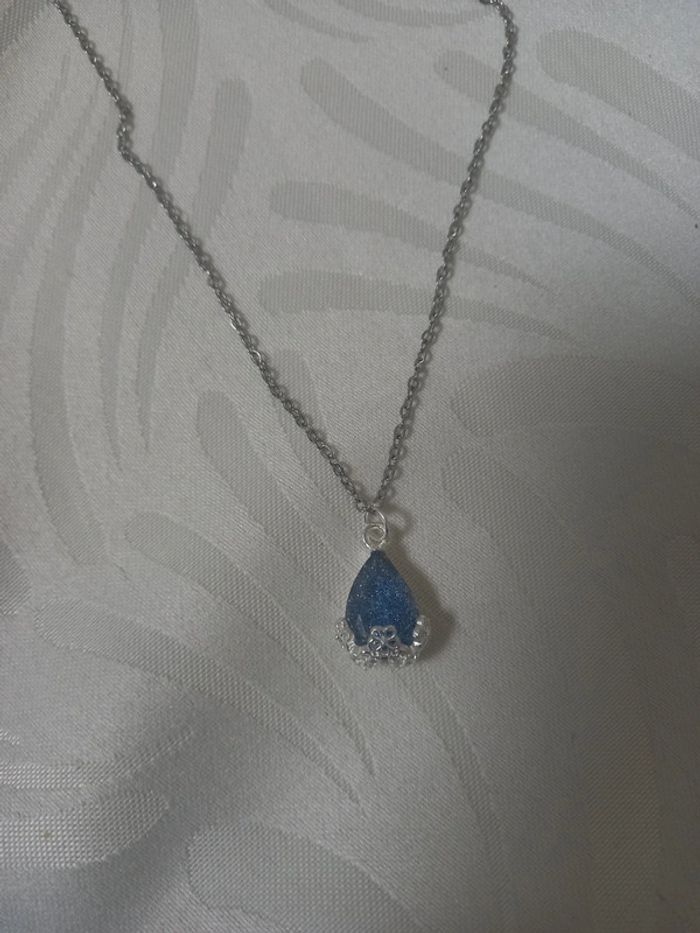 Collier pendentif bleu