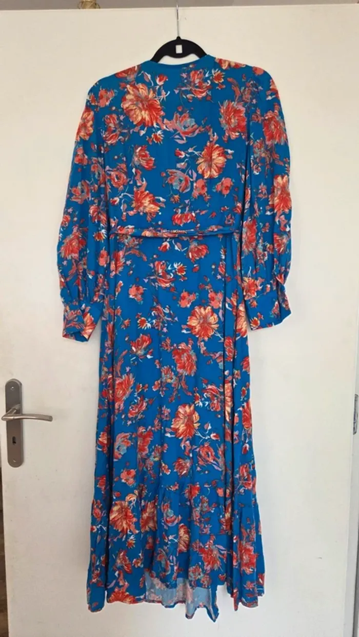 Robe longue portefeuille bleue fleurie à volants – Inspiration Studio (Taille M) - photo numéro 2