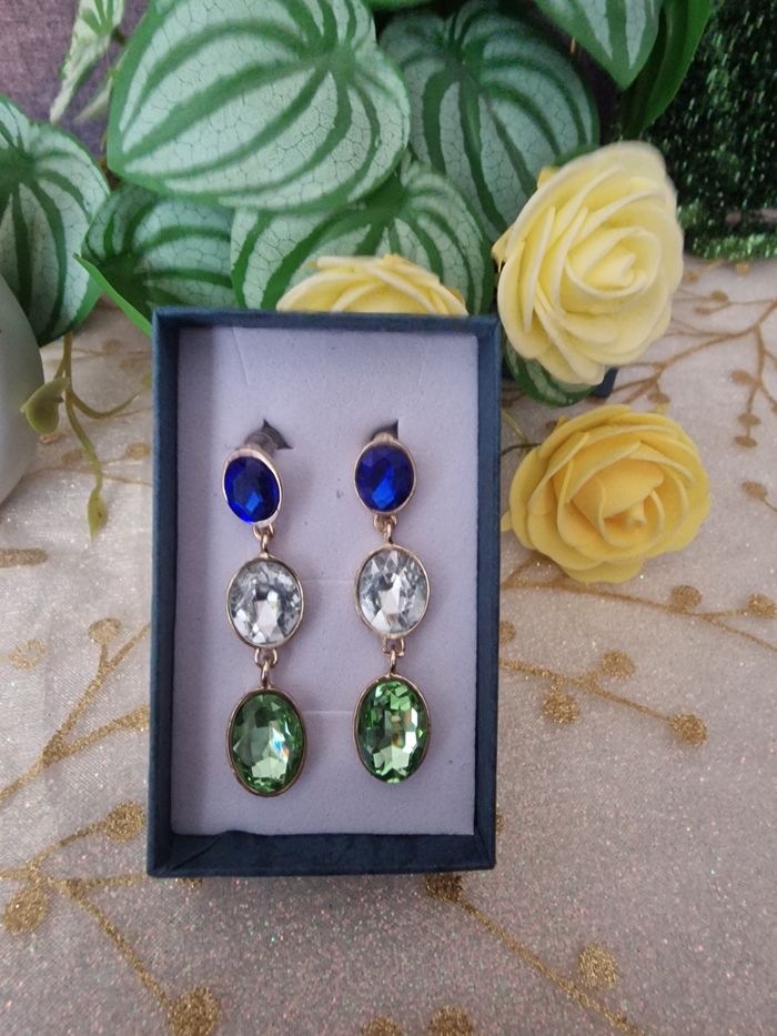 Trés jolies boucles d’oreilles incrustées cristaux - photo numéro 4