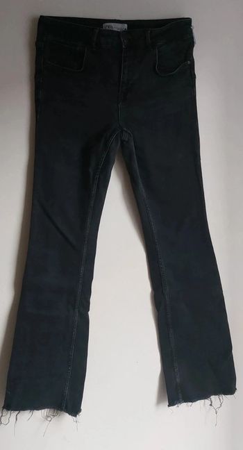 Jean noir flare Zara neuf - taille 42 - ourlets effilochés tendance