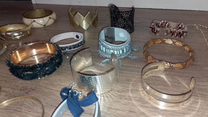 Différents bijoux, bracelets et colliers - photo numéro 8