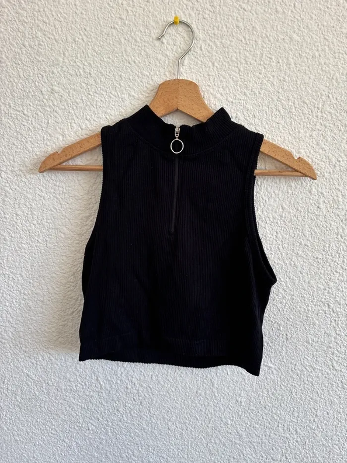 Top court taille L (qui ressemble à du S) L / 40 / 12·Bon état·Jennyfer