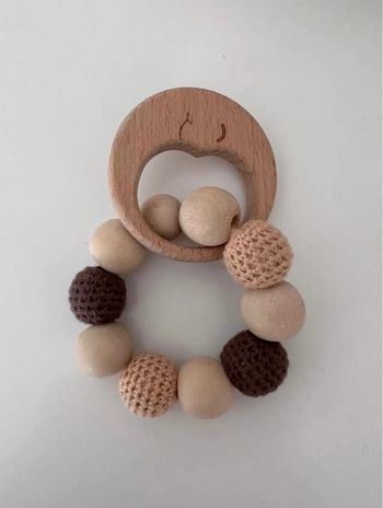 Hochet en bois, perles en crochet
