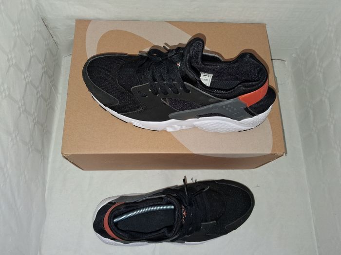 Baskets Nike huarache taille 38.5 - photo numéro 2