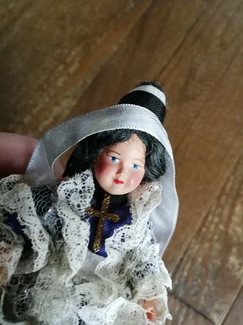 Poupée folklorique bretonne en robe bleue à dentelles