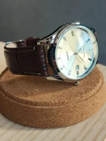 Montre marron foncé, argentée, heure & date