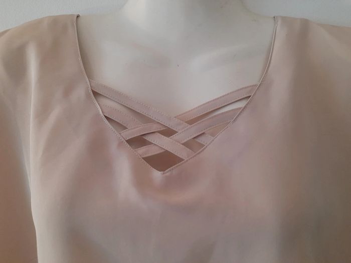 Blouse manches courtes et joli décolleté - photo numéro 2