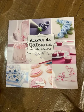 Décor de gâteau en pâte à sucre