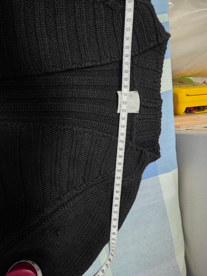 Boléro/pull,noir,en acrylique & laine,en très bon état, largeur d'épaule 40cm, largeur sous bras 43cm,longueur 44cm, marque Camaïeu =5€ - photo numéro 6