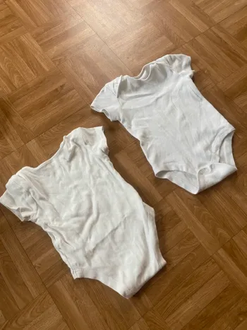 Lot de 2 body à manches courtes blanc taille 12/18 mois Primark