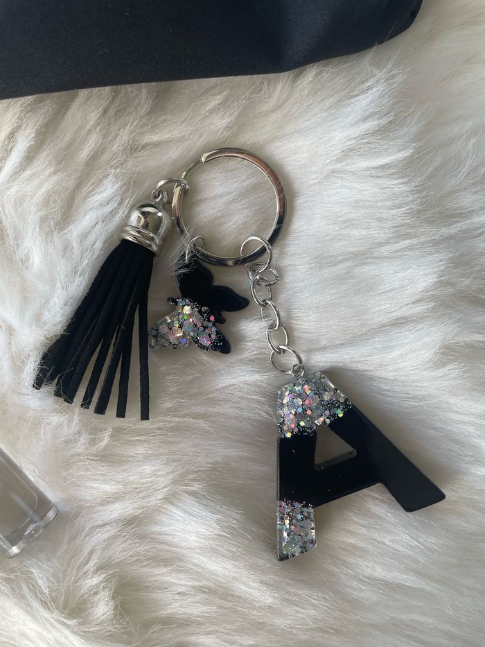 Pochette avec lettre + porte-clés avec lettre + gloss - photo numéro 2