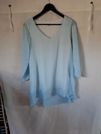Robe bleue en voile très léger doublée