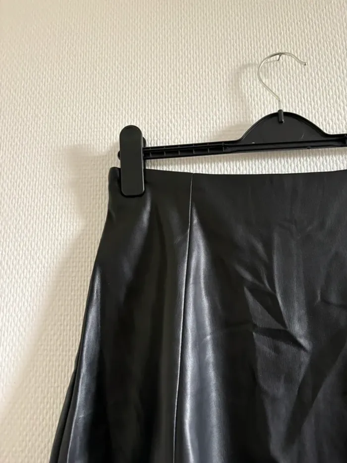 Jupe en simili cuir noire - photo numéro 2