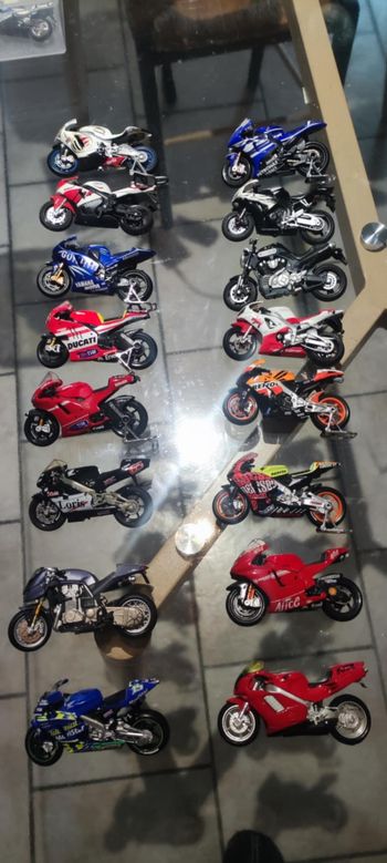 16 moto miniatures