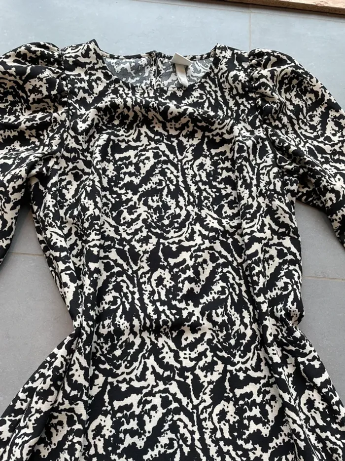 Robe mi longue chic noire et blanche manches longues - photo numéro 4