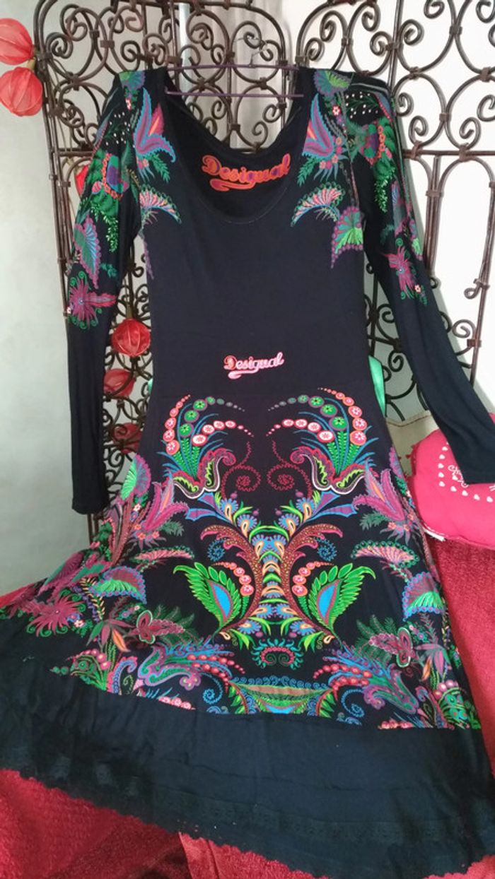 Robe Desigual noire avec ceinture verte. Très bon état. Taille M. Valeur 80€