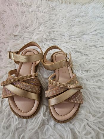 Sandales couleur or avec strass taille 25