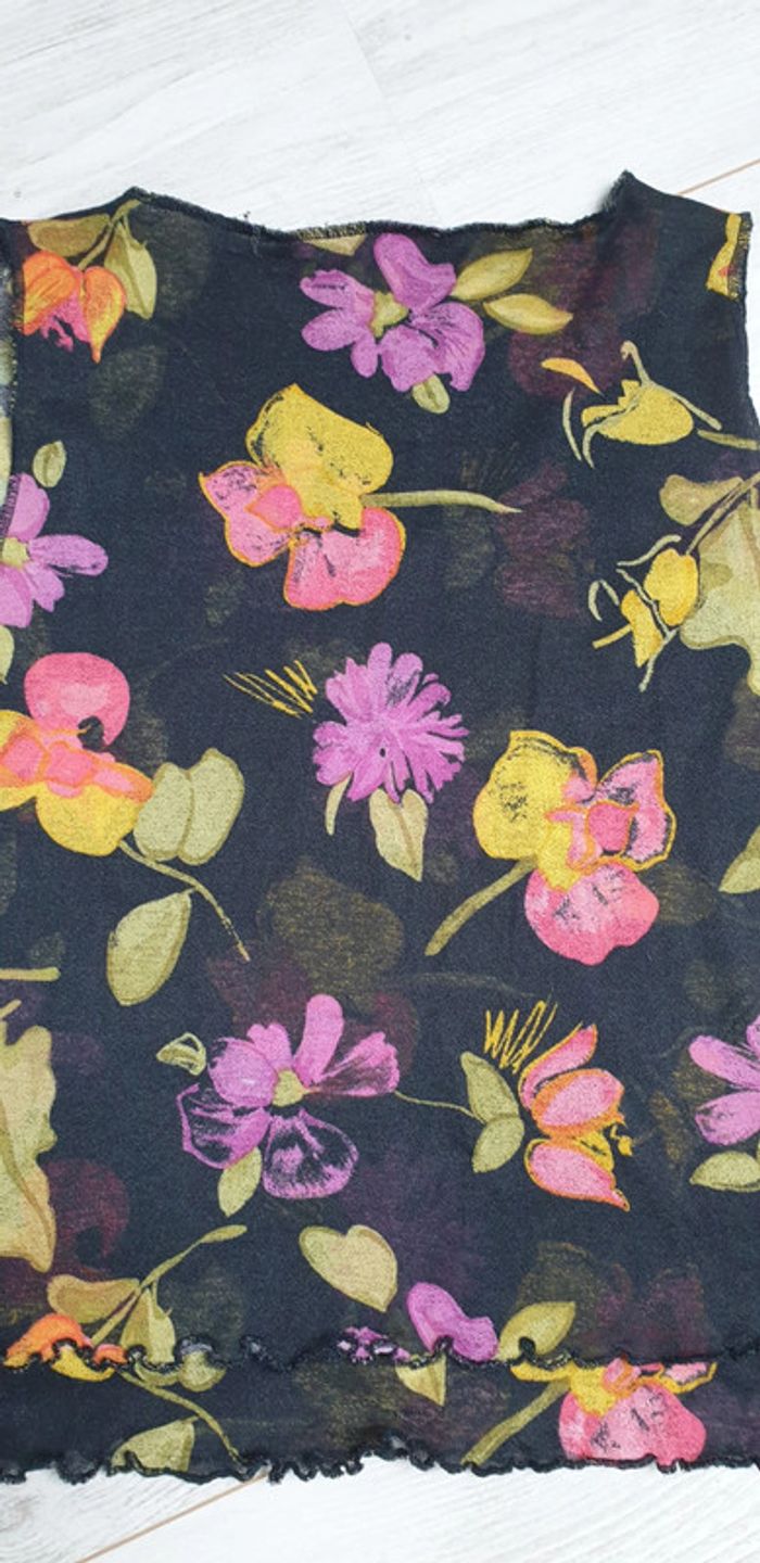 Jolie petit top fleuri taille 36/38 - photo numéro 3