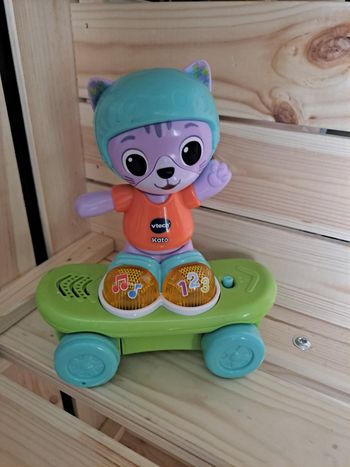Petit chat sur skateboard