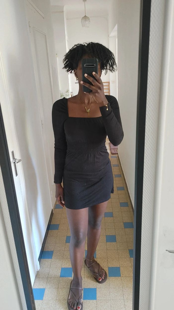 Mini robe manches longues noir taille marqué